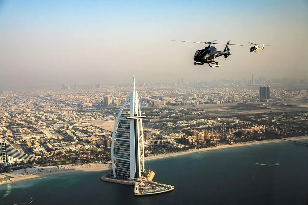 Main Image جولة هليكوبتر دبي أم قمة برج خليفة؟ مقارنة 2026